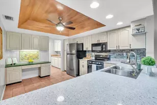 4565 Lakecrest Pl, Sarasota, FL 34233 - Photo 15