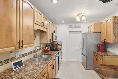 221 Island Circle, Sarasota, FL 34242 - Photo 9