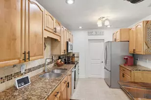 221 Island Cir, Sarasota, FL 34242 - Photo 9