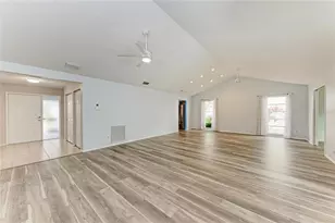 7287 Eleanor Cir, Sarasota, FL 34243 - Photo 13