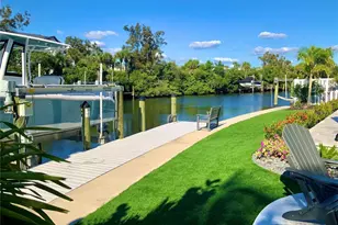 262 Island Cir, Sarasota, FL 34242 - Photo 9
