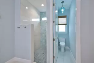 262 Island Cir, Sarasota, FL 34242 - Photo 27