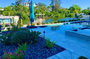 262 Island Cir, Sarasota, FL 34242 - Photo 9