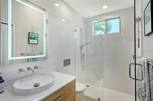 3921 Maravic Pl, Sarasota, FL 34231 - Photo 25