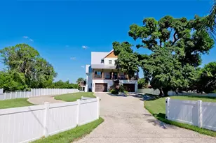 2111 51st Blvd E, Bradenton, FL 34208 - Photo 3