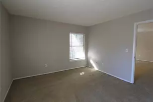 8122 45th Ct E, Sarasota, FL 34243 - Photo 5