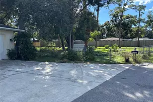 2866 E Rainbow Cir, Sarasota, FL 34231 - Photo 3