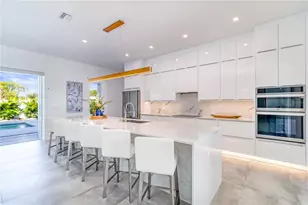 2585 Clematis St, Sarasota, FL 34239 - Photo 9