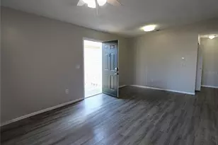 8106 45th Ct E, Sarasota, FL 34243 - Photo 3