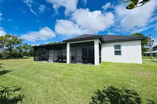 528 Jacaranda Pkwy E, Cape Coral, FL 33909 - Photo 45