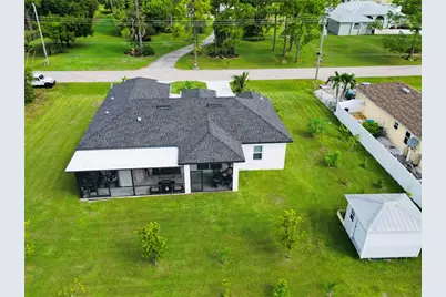 528 Jacaranda Parkway E, Cape Coral, FL 33909 - Photo 3
