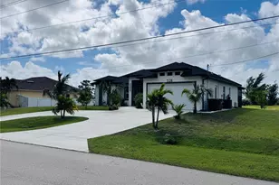 528 Jacaranda Pkwy E, Cape Coral, FL 33909 - Photo 11