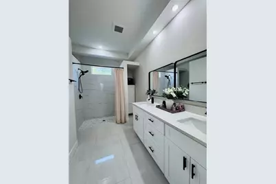 528 Jacaranda Parkway E, Cape Coral, FL 33909 - Photo 27