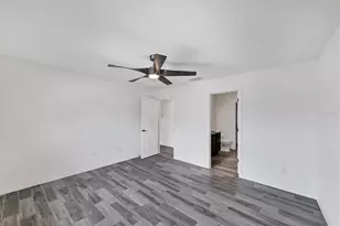 7335 34th Ct E, Sarasota, FL 34243 - Photo 13