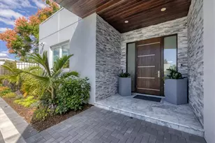 2711 Blossom Dr, Sarasota, FL 34239 - Photo 3