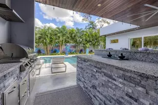 2711 Blossom Dr, Sarasota, FL 34239 - Photo 31