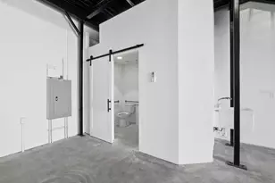 6566 Palmer Park Cir, Sarasota, FL 34238 - Photo 15