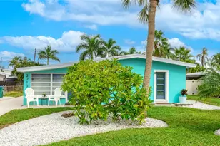 2713 Avenue C, Holmes Beach, FL 34217 - Photo 3