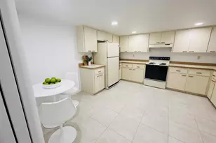 4581 Lakecrest Pl, Sarasota, FL 34233 - Photo 9