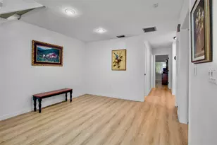 3237 Golden Eagle Ln, Sarasota, FL 34231 - Photo 9