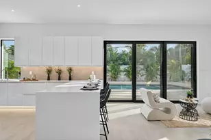 2306 Valencia Dr, Sarasota, FL 34239 - Photo 13