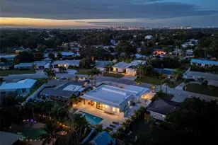 2306 Valencia Dr, Sarasota, FL 34239 - Photo 3