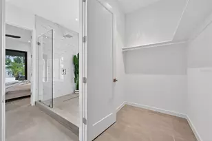 2306 Valencia Dr, Sarasota, FL 34239 - Photo 25