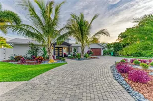 605 Key Royale Dr, Holmes Beach, FL 34217 - Photo 3