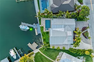 605 Key Royale Dr, Holmes Beach, FL 34217 - Photo 7