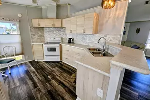 305 Oakwood Blvd E, Sarasota, FL 34237 - Photo 19