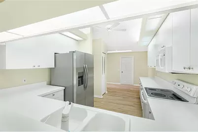 7106 Saint Andrews Lane, Sarasota, FL 34243 - Photo 11