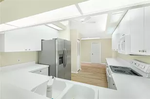 7106 St Andrews Ln, Sarasota, FL 34243 - Photo 11