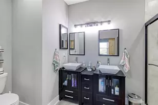 3827 Parkridge Cir, Sarasota, FL 34243 - Photo 21