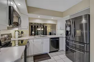 7341 Golf Pointe Cir, Sarasota, FL 34243 - Photo 9