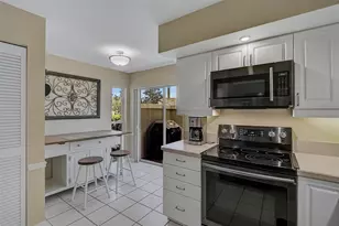 7341 Golf Pointe Cir, Sarasota, FL 34243 - Photo 11