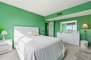 7461 W Country Club Dr N, Sarasota, FL 34243 - Photo 15