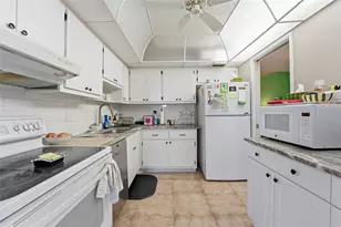 7461 W Country Club Dr N, Sarasota, FL 34243 - Photo 7