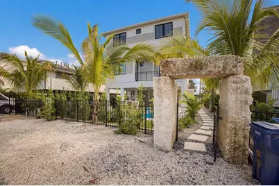 2415 Avenue B, Bradenton Beach, FL 34217 - Photo 3