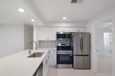 1910 New Hampshire Avenue NE, Saint Petersburg, FL 33703 - Photo 9