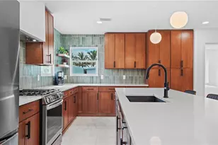 160 Harrison Dr, Sarasota, FL 34236 - Photo 9