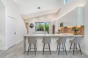 2254 Hawthorne St, Sarasota, FL 34239 - Photo 11