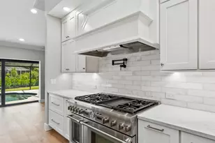 180 Lookout Point Dr, Osprey, FL 34229 - Photo 11