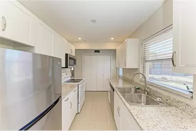 2121 Pueblo Circle #V6, Sarasota, FL 34231 - Photo 9