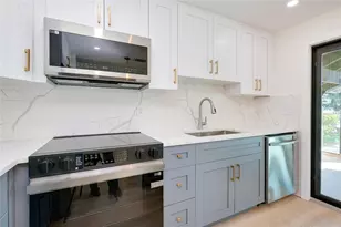 2221 Meadowlake Ct, Sarasota, FL 34235 - Photo 9