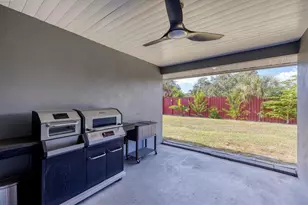 618 Eastpointe Ct, Sarasota, FL 34232 - Photo 31