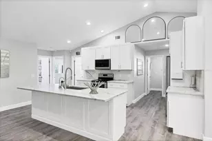 618 Eastpointe Ct, Sarasota, FL 34232 - Photo 3