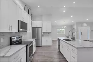 618 Eastpointe Ct, Sarasota, FL 34232 - Photo 13