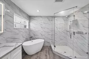 618 Eastpointe Ct, Sarasota, FL 34232 - Photo 5