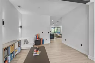 3635 80th Dr E, Sarasota, FL 34243 - Photo 7