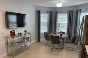 690 Hadley Pl E, Naples, FL 34104 - Photo 9